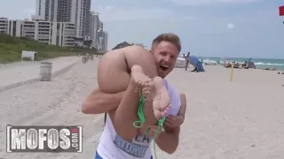 Orgija na plaži sa dve plavušice i pov seks