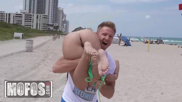 Orgija na plaži sa dve plavušice i pov seks